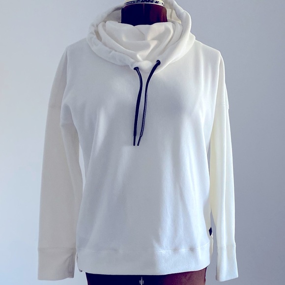 🤍CALVIN KLIEN 🤍performance white hoodie with a scoop draw string neck. - Picture 5 of 12